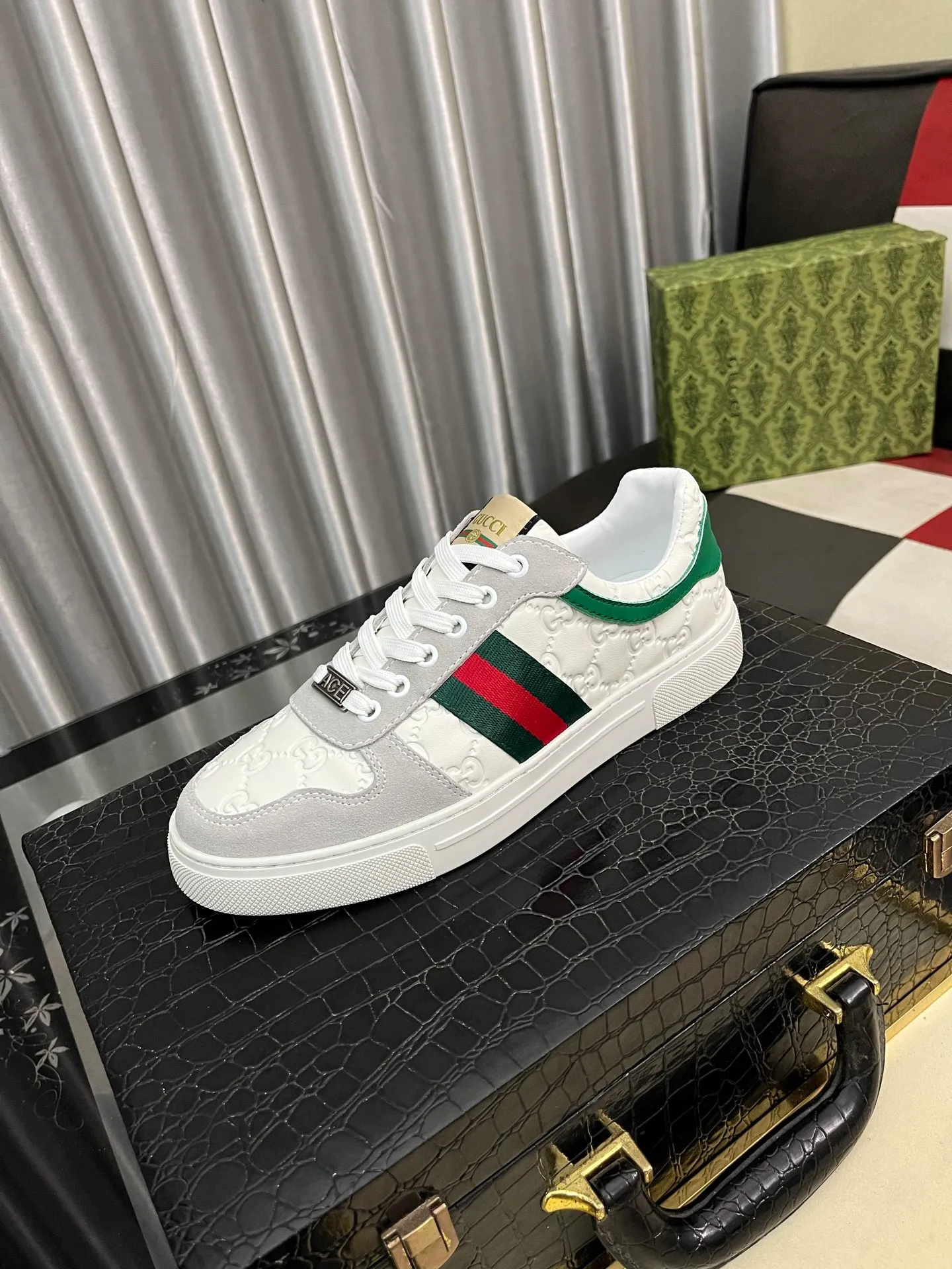 Men's Men's Shoes💰440⌚️⌚️【GUCCI】Gucci men's latest white shoe series casual shoes! The official website is built 1:1. Upper: Made of imported cowhide, with electric embroidery ➕Inner lining: Made of high-quality first-layer pigskin, soft and comfortable. Picky material selection and exquisite workmanship give you the best enjoyment. Size: 38-44 yards, 3️⃣ colors available.